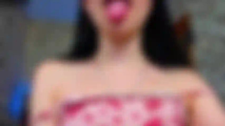 Lamiendo los dedos con saliva.