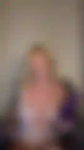 Masturbándose con un dildo grande.