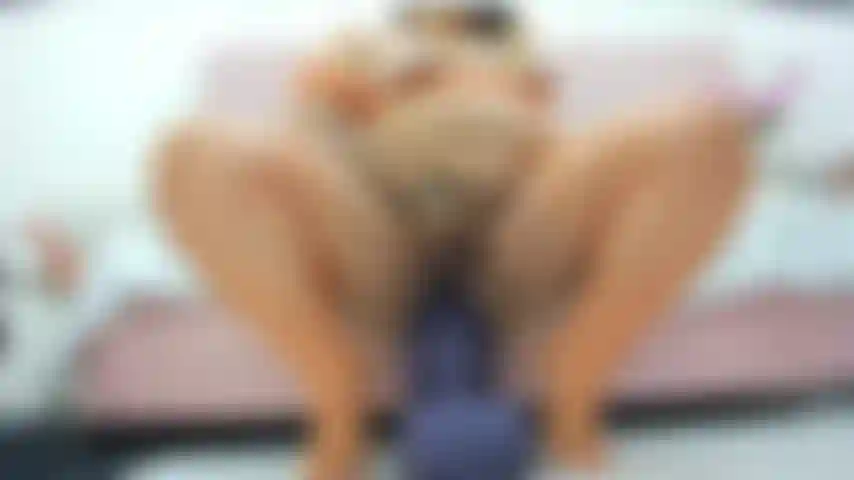 Un enorme juguete anal morado me estalló