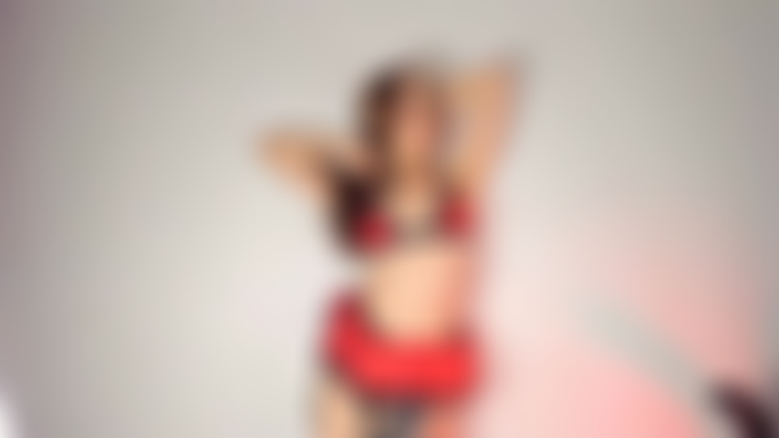 Burlándome de ti con lencería roja.