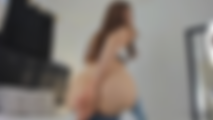 Golpeando culo con consolador.