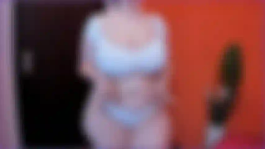 Cabalgando en el sofá nuevo.