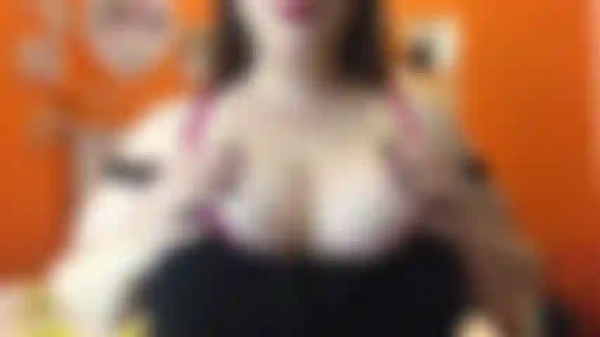 Joi por mi escote. Te encanta mi escote y te pone duro tan rápido. ¡Quiero que frotes tu pene por mí tan fuerte y rápido y te corras sobre mis grandes y sexys tetas!