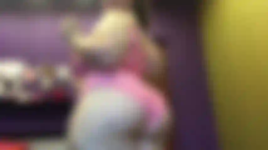 Que me aprieta en un traje de baño de talla m, así que me las arreglé para meterme en un traje de baño de talla m y no se ve nada mal, te encanta mi cuerpo grande y carnoso y te encanta verme ponerme ropa más pequeña.