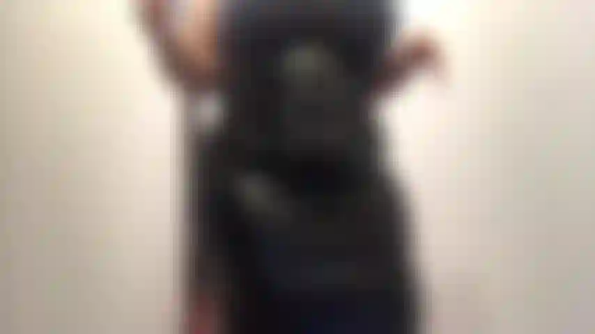 Amando mi gran cuerpo en esta falda de cuero y corsé.