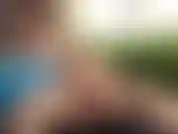 Afuera junto a la pequeña piscina en mi patio trasero tratando de broncearme, pero luego me pongo tan cachonda que necesito hacerme correrme.