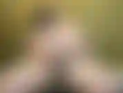 Asistente cachonda que se burla y juega con semen.