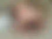 Desearías estar a mi lado en esta gran cama, pero como no lo eres, juego conmigo misma y hago que me corra tan fuerte.