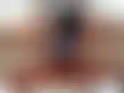 Sentada en la silla que te da una buena vista de mis piernas gruesas y mis lindas bragas de algodón, ¡mírame provocar mi coño mientras deseas poder usar tu lengua para hacer eso!