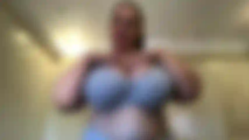 Acarícialo para mamá. He visto la forma en que me miras y cómo te pones duro al mirar mi escote, así que prepárate para una provocación caliente, mamá hará que te corras fuerte.