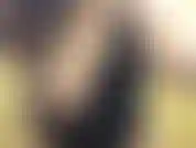 Dejando caer mis tetas debajo de mi camisa.