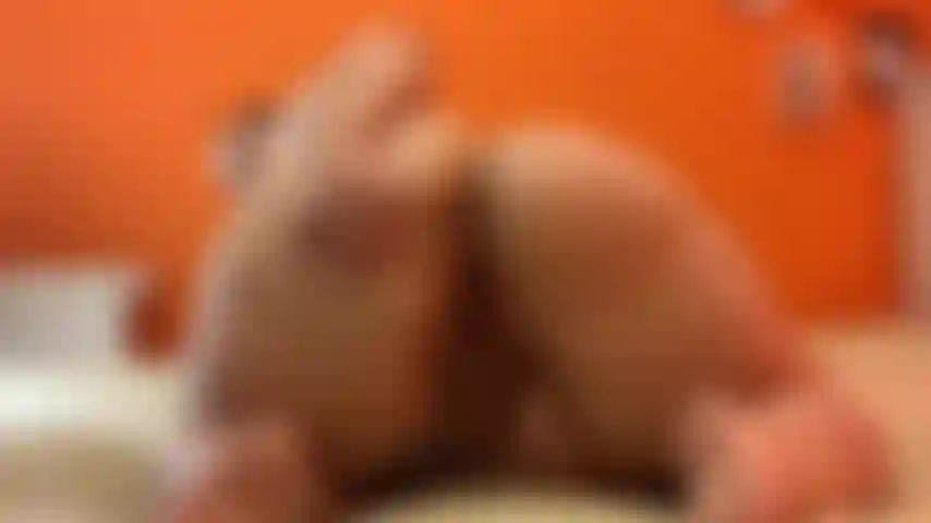 Me encanta jugar con mi ano y probarlo, primero empiezo con los dedos, luego cojo mi juguete de cristal y después de llegar a mi consolador, puedes verme tratando de quedarme boquiabierta (esto nunca funciona conmigo, mi culo es.