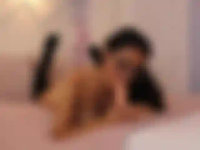 Chupando un dildo en mi cama.