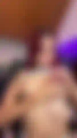 Pequeñas tetas sexys y aceitosas.