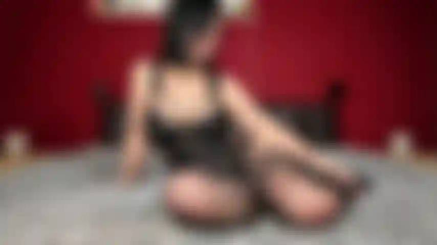 Tocándome el coñito peludo.