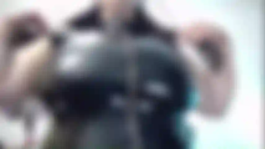 Provocándote con mi pecho.