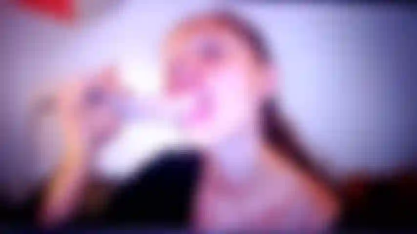 La saliva muestra una hendidura profunda en las tetas y el coño.