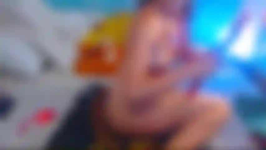 Azota mi trasero con un cinturón rojo en una cama grande.