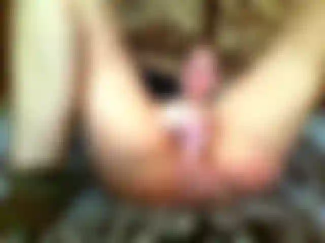 Juguete blanco en el coño y un buen sitio de consolador en el coño al mismo tiempo y orgasmo en el coño de doble penetración.