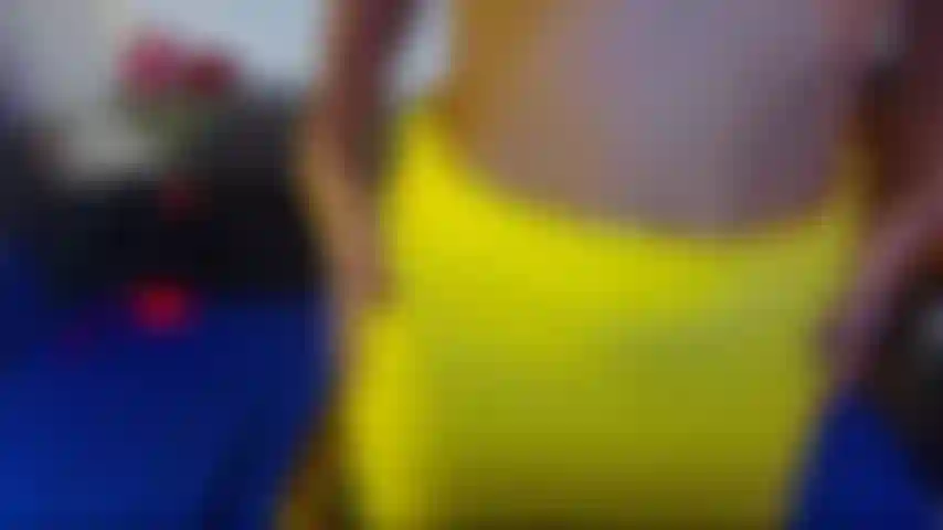 Me follo el culo dildo de buen tamaño y despues de choclo en el culo en medias negras y minifalda color limon.