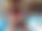 Fumo un cigarrillo en la piscina, mientras me quito el bikini y disfruto fumando desnuda en mi piscina.