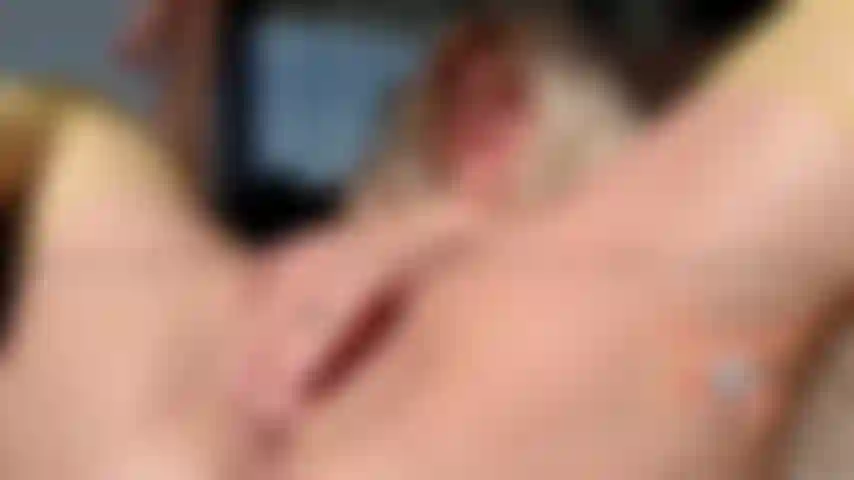 Muy cachonda en bodystockings, follándome ese apretado coño maduro con un bonito consolador grande... # Hotmom.