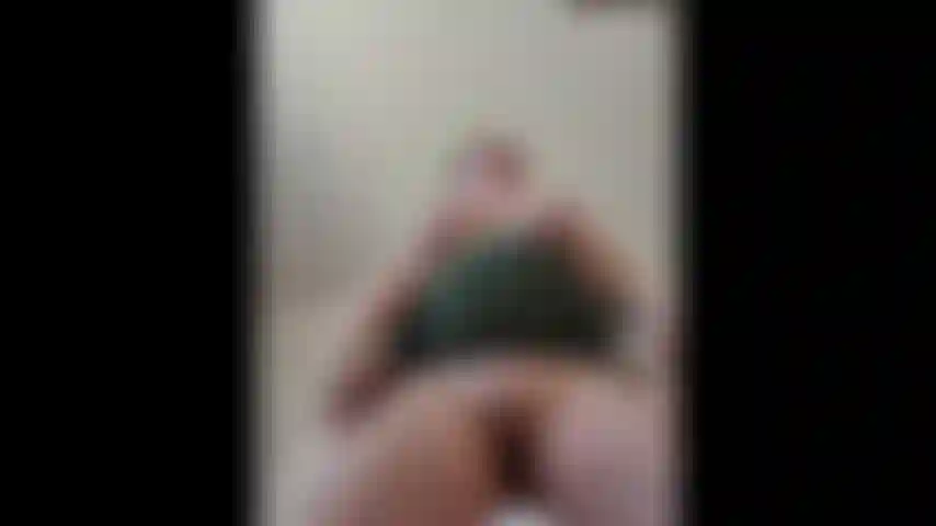 Me meto el dildo en la falda y me corro en el suelo.