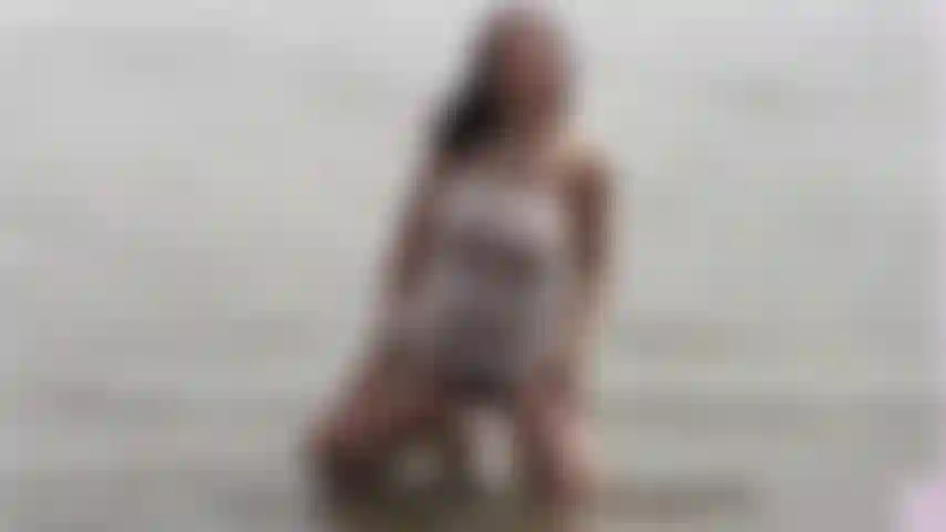 Jugando en un lago, mostrando mi cuerpo.