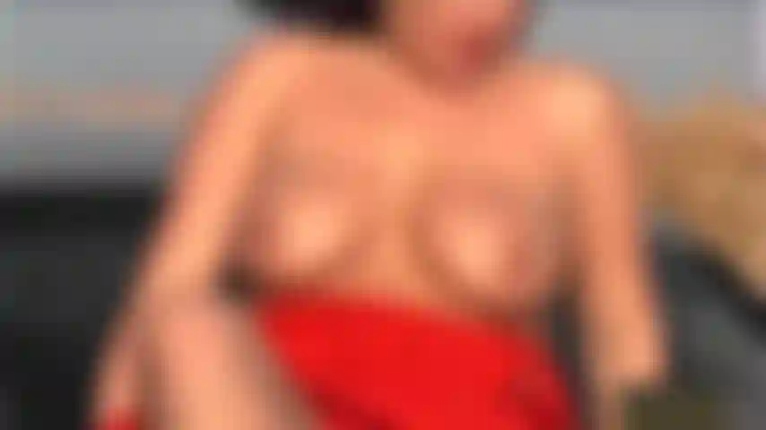 Desnuda en la finca.