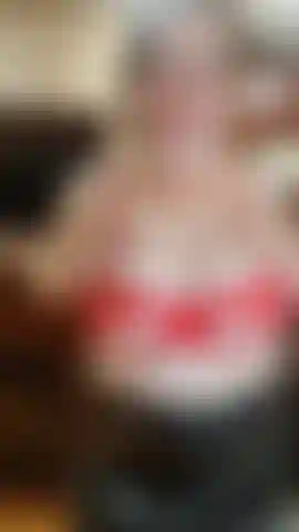 Masturbándome el coñito peludo.