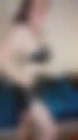 Dominación extrema con mascarilla, guantes negros, collarín y medias de látex negras.