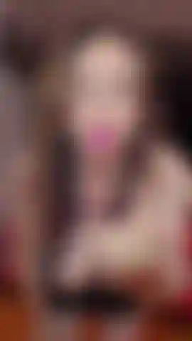 En lencería negra me desvisto y luego chupo chorros anales profundos.