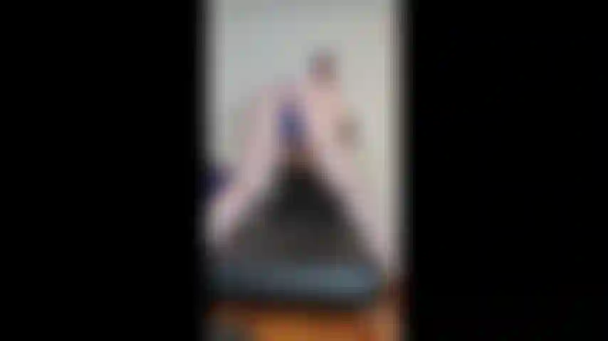 Mostrando mi cuerpo en topless de pie y desde todos los ángulos.