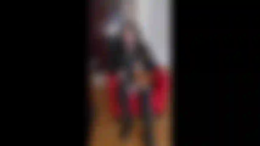 No puedo creer que te haya dejado porque eras una llorona y ahora me ruegas que te acepte de nuevo. Podría considerarlo, ¡pero sólo si puedo humillarte primero! Sé que mi traje de cuero te vuelve loco.