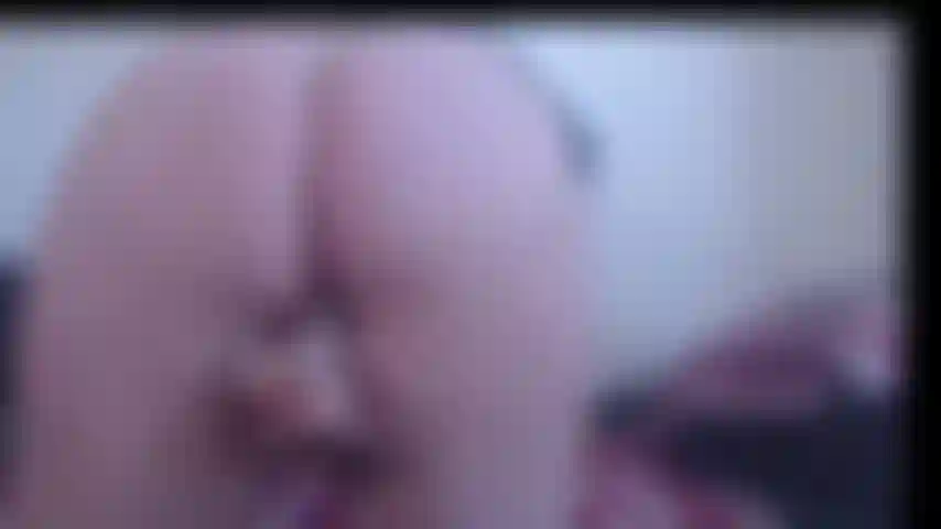 La primera vez que me afeité el coño y muestro mi carnoso desde todos los ángulos hasta que eyaculo en el suelo.