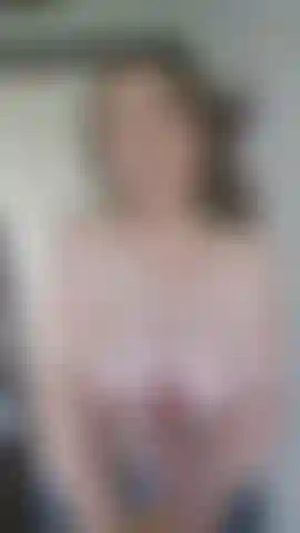 Ando desnuda por mi casa y me masturbo.