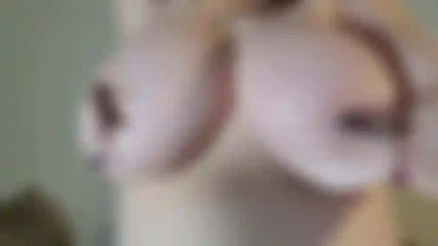 Pinzas en los pezones de cerca y masturbándome.