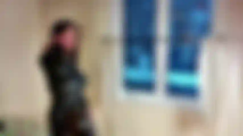 No puedes dejar de fantasear con tu vecina sexy. Sólo puedes hacer esto por ella. Te has desesperado tanto que la única forma de salir de ella es pajearte mientras la espías de lado, mirándola.