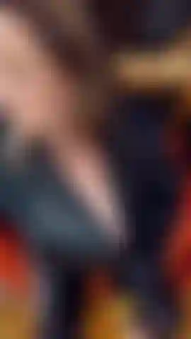 Los efectos de mi veneno han comenzado a desaparecer pero estás demasiado débil para resistir otra dosis. Acércate, te hago señas con mis garras afiladas. Relájate, le pongo mi abrigo de cuero negro al cigarrillo.