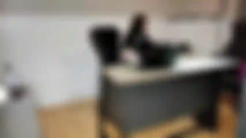 Chantaje del jefe ¡sé exactamente lo que estás haciendo en tu oficina cuando se supone que debes estar trabajando! En realidad tengo videos de vigilancia aquí. Como tu jefa, tengo derecho a despedirte de inmediato.