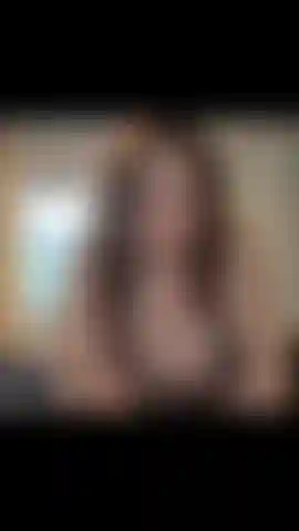 En mi dormitorio muestro mi cuerpo y nos consolador larguísimo.