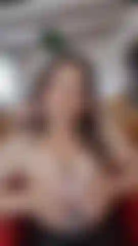 Juego con las tetas, masturbándome, primer plano del coño, tetas rebotando.