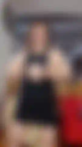 Me masturbo con mi consolador en el coño.