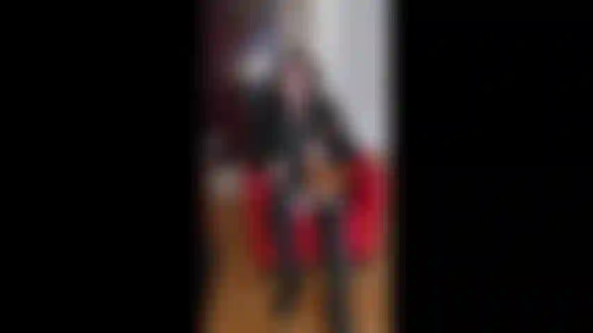 No puedo creer que te haya dejado porque eras una llorona y ahora me ruegas que te acepte de nuevo. Escucha, podría considerarlo, pero sólo con una condición: ¡si consigo humillarte primero! Sé que babeas cada vez.