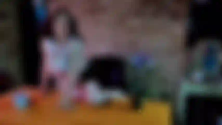 Meto un plátano, crema batida en mis agujeros y lo chupo.