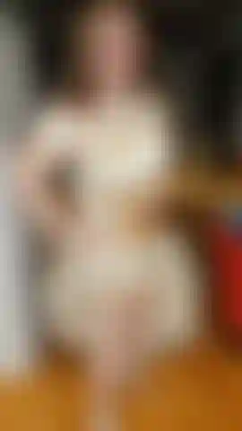 Juego de rol de suegra con vestido de seda.