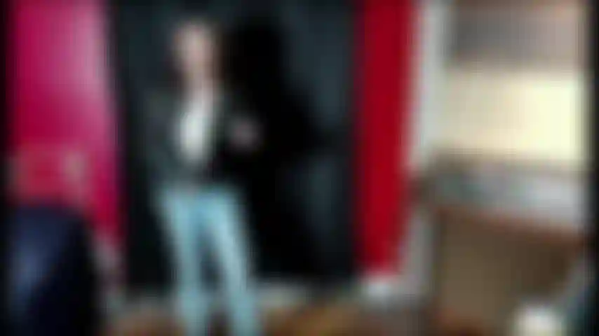 Pequeño pervertido! Así que así, ¿quieres escuchar lo que digo en mi diario de sumisa? Tienes toda la razón, ¡sobre todo porque la sesión de hoy es especialmente intensa! Varios descubrimientos para mi, nuevas sensaciones.