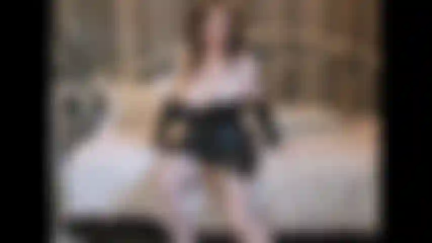 Me hago dominante y me dedo diciendo que nunca podrás follarte a una chica tan hermosa como tú. Te avergüenzo porque tengo demasiado calor para ti al masturbarme para burlarte de mí.