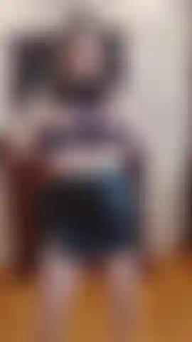 Mostrando y acariciando mis tetas.