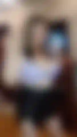 Strip tease, chupada de consolador, masturbándome, follada de tetas, squirting.